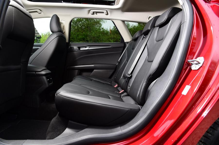 Интерьер Ford Mondeo Hybrid Estate 2019 года  (фото 20 из 21)